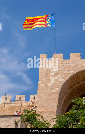 Torres de Serranos mittelalterlichen Stadtmauern und Torhaus, Valencia, Valencia, Spanien Stockfoto