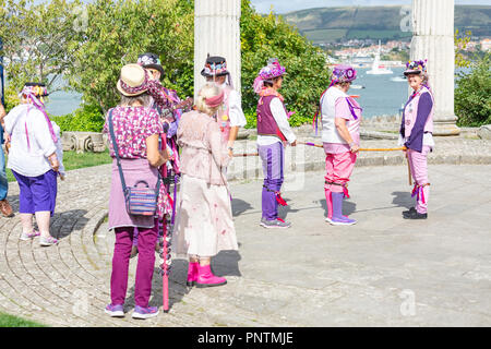 Swanage Folk Festival Sonntag, 9.September 2018, Menschenmassen Herde der Spaß von Morris Tanzen in der Sonne zu beobachten. Stockfoto