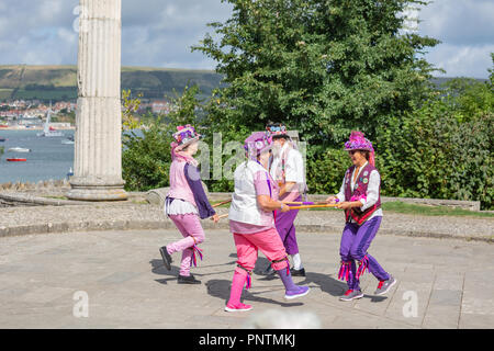 Swanage Folk Festival Sonntag, 9.September 2018, Menschenmassen Herde der Spaß von Morris Tanzen in der Sonne zu beobachten. Stockfoto