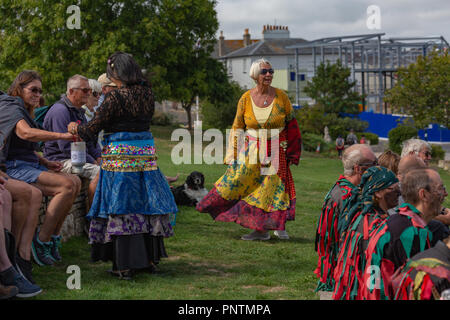 Swanage Folk Festival Sonntag, 9.September 2018, Menschenmassen Herde der Spaß von Morris Tanzen in der Sonne zu beobachten. Stockfoto