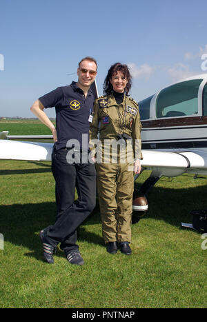 RAeC Air Race Serie, Runde 2010 an der Großen Oakley Flugplatz in Essex, UK. Jonathan Willis und weibliche Suzie Boot mit Gulfstream AA-5B Stockfoto