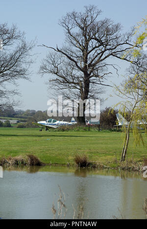 RAeC Air Race Serie, Runde 2010 an der Großen Oakley Flugplatz in Essex, UK. Landschaft Flugplatz mit Teich und Bäume unter die Rollwege Stockfoto