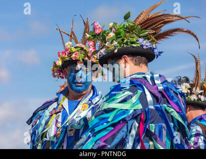 Swanage Folk Festival Sonntag, 9.September 2018, Menschenmassen Herde der Spaß von Morris Tanzen in der Sonne zu beobachten. Stockfoto