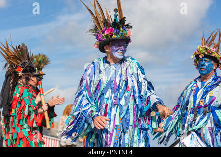 Swanage Folk Festival Sonntag, 9.September 2018, Menschenmassen Herde der Spaß von Morris Tanzen in der Sonne zu beobachten. Stockfoto