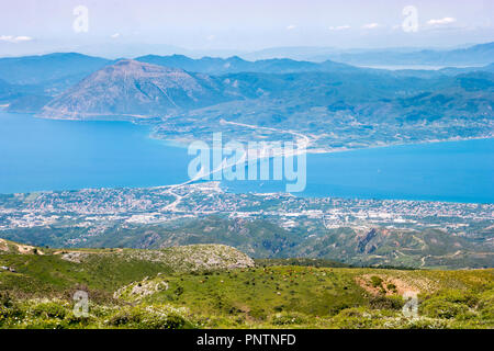 Blick auf die Brücke von Rio-Antirio in Patras in Griechenland von Panaxaikos Berg Stockfoto