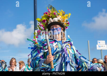 Swanage Folk Festival Sonntag, 9.September 2018, Menschenmassen Herde der Spaß von Morris Tanzen in der Sonne zu beobachten. Stockfoto