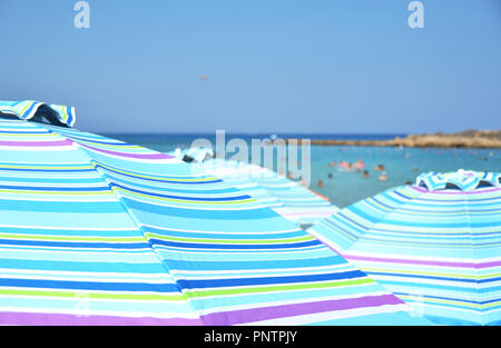 Sonnenschirme in der Fig Tree Bay, Zypern Stockfoto