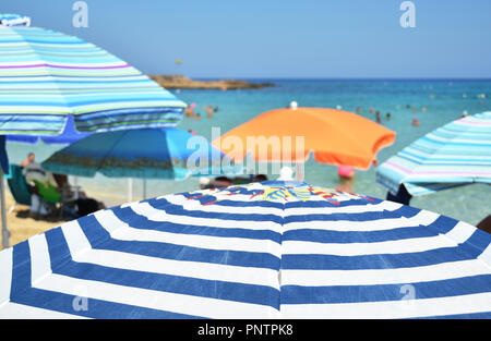 Sonnenschirme in der Fig Tree Bay, Zypern Stockfoto