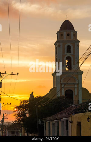 Kubanische Straße Sonnenuntergang mit Oldtimer in Trinidad, Kuba. Trinidad ist eine der wichtigsten touristischen Reiseziele der Insel Kuba. Stockfoto