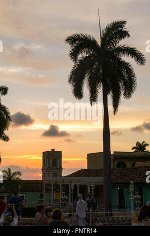 TRINIDAD, Kuba - Januar 25, 2017: Menschen zu Fuß auf dem Hauptplatz von Trinidad, Kuba. Trinidad ist eine der wichtigsten touristischen Reiseziele der Insel Stockfoto