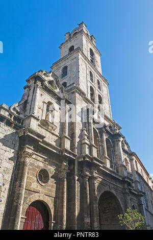Havanna, Kuba - Januar 16, 2017: die Kirche San Francisco und den angrenzenden Platz in der Altstadt von Havanna, einem berühmten touristischen Wahrzeichen in der kolonialen Stadt Stockfoto