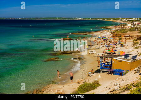 Formentera, Balearen, Spanien, 15. September 2017. Chiringuito am Copinyar Strand, im Südosten. Der Felsen der Insel Es Vedra, im Hintergrund Stockfoto