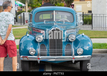 SEPTEMBER 21, 2018, Inverness, FL: Oldtimer, Nutzfahrzeuge, Importe, Hausangestellte, und ihre Besitzer und Gäste im Old Courthouse Square für Freitag zusammenbauen Stockfoto