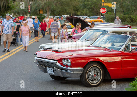 SEPTEMBER 21, 2018, Inverness, FL: Oldtimer, Nutzfahrzeuge, Importe, Hausangestellte, und ihre Besitzer und Gäste im Old Courthouse Square für Freitag zusammenbauen Stockfoto