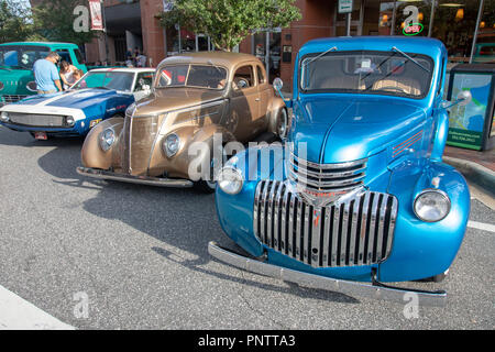 SEPTEMBER 21, 2018, Inverness, FL: Oldtimer, Nutzfahrzeuge, Importe, Hausangestellte, und ihre Besitzer und Gäste im Old Courthouse Square für Freitag zusammenbauen Stockfoto