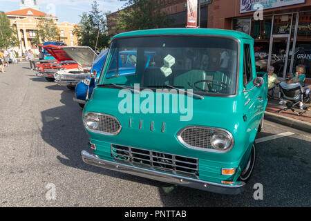 SEPTEMBER 21, 2018, Inverness, FL: Oldtimer, Nutzfahrzeuge, Importe, Hausangestellte, und ihre Besitzer und Gäste im Old Courthouse Square für Freitag zusammenbauen Stockfoto