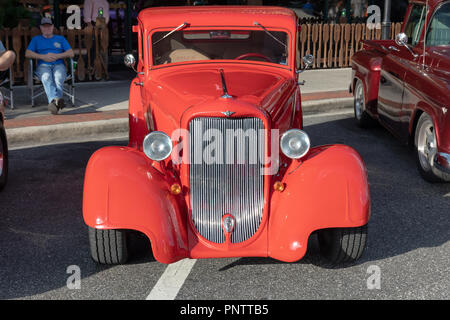 SEPTEMBER 21, 2018, Inverness, FL: Oldtimer, Nutzfahrzeuge, Importe, Hausangestellte, und ihre Besitzer und Gäste im Old Courthouse Square für Freitag zusammenbauen Stockfoto
