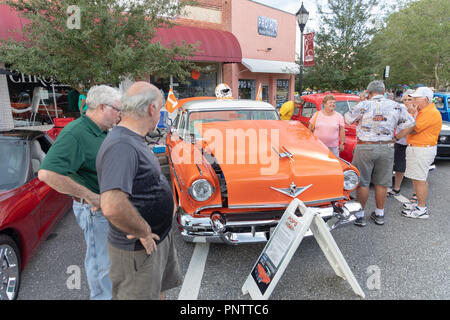 SEPTEMBER 21, 2018, Inverness, FL: Oldtimer, Nutzfahrzeuge, Importe, Hausangestellte, und ihre Besitzer und Gäste im Old Courthouse Square für Freitag zusammenbauen Stockfoto