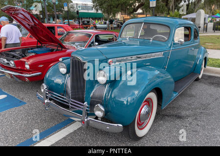 SEPTEMBER 21, 2018, Inverness, FL: Oldtimer, Nutzfahrzeuge, Importe, Hausangestellte, und ihre Besitzer und Gäste im Old Courthouse Square für Freitag zusammenbauen Stockfoto