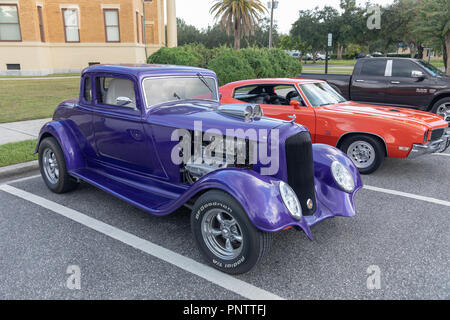 SEPTEMBER 21, 2018, Inverness, FL: Oldtimer, Nutzfahrzeuge, Importe, Hausangestellte, und ihre Besitzer und Gäste im Old Courthouse Square für Freitag zusammenbauen Stockfoto