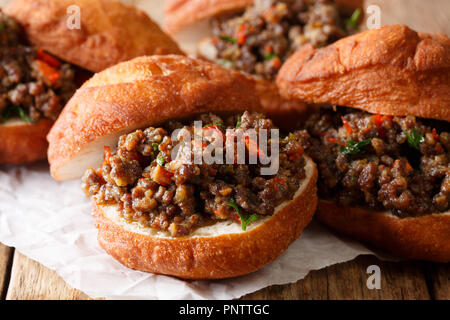 Südafrikanisches Essen: Frittierte vetkoek Sandwich mit Fleisch in der Nähe Curry - auf den Tisch. Horizontale Stockfoto