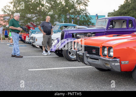 SEPTEMBER 21, 2018, Inverness, FL: Oldtimer, Nutzfahrzeuge, Importe, Hausangestellte, und ihre Besitzer und Gäste im Old Courthouse Square für Freitag zusammenbauen Stockfoto