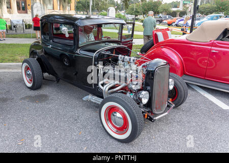 SEPTEMBER 21, 2018, Inverness, FL: Oldtimer, Nutzfahrzeuge, Importe, Hausangestellte, und ihre Besitzer und Gäste im Old Courthouse Square für Freitag zusammenbauen Stockfoto