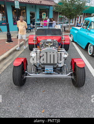 SEPTEMBER 21, 2018, Inverness, FL: Oldtimer, Nutzfahrzeuge, Importe, Hausangestellte, und ihre Besitzer und Gäste im Old Courthouse Square für Freitag zusammenbauen Stockfoto