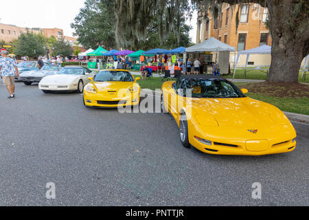 SEPTEMBER 21, 2018, Inverness, FL: Oldtimer, Nutzfahrzeuge, Importe, Hausangestellte, und ihre Besitzer und Gäste im Old Courthouse Square für Freitag zusammenbauen Stockfoto