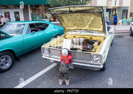 SEPTEMBER 21, 2018, Inverness, FL: Oldtimer, Nutzfahrzeuge, Importe, Hausangestellte, und ihre Besitzer und Gäste im Old Courthouse Square für Freitag zusammenbauen Stockfoto