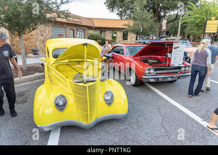 SEPTEMBER 21, 2018, Inverness, FL: Oldtimer, Nutzfahrzeuge, Importe, Hausangestellte, und ihre Besitzer und Gäste im Old Courthouse Square für Freitag zusammenbauen Stockfoto
