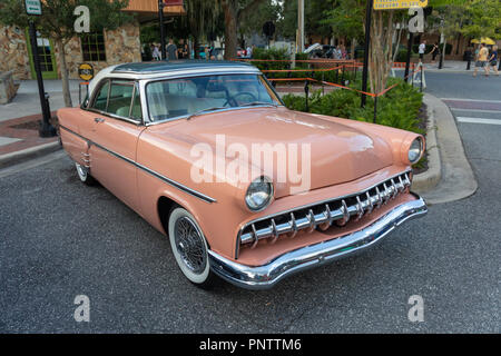 SEPTEMBER 21, 2018, Inverness, FL: Oldtimer, Nutzfahrzeuge, Importe, Hausangestellte, und ihre Besitzer und Gäste im Old Courthouse Square für Freitag zusammenbauen Stockfoto