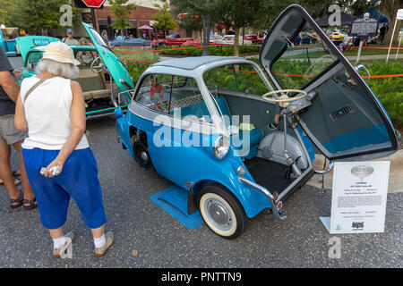 SEPTEMBER 21, 2018, Inverness, FL: Oldtimer, Nutzfahrzeuge, Importe, Hausangestellte, und ihre Besitzer und Gäste im Old Courthouse Square für Freitag zusammenbauen Stockfoto