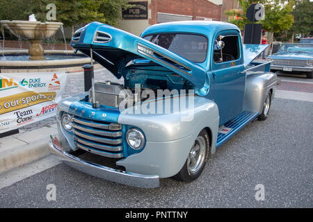 SEPTEMBER 21, 2018, Inverness, FL: Oldtimer, Nutzfahrzeuge, Importe, Hausangestellte, und ihre Besitzer und Gäste im Old Courthouse Square für Freitag zusammenbauen Stockfoto