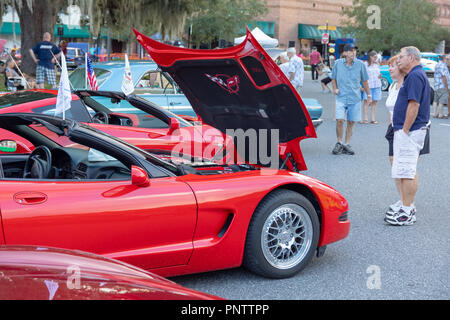 SEPTEMBER 21, 2018, Inverness, FL: Oldtimer, Nutzfahrzeuge, Importe, Hausangestellte, und ihre Besitzer und Gäste im Old Courthouse Square für Freitag zusammenbauen Stockfoto