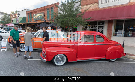 SEPTEMBER 21, 2018, Inverness, FL: Oldtimer, Nutzfahrzeuge, Importe, Hausangestellte, und ihre Besitzer und Gäste im Old Courthouse Square für Freitag zusammenbauen Stockfoto