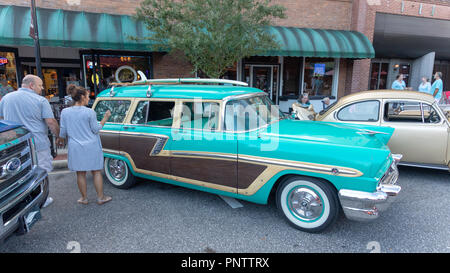 SEPTEMBER 21, 2018, Inverness, FL: Oldtimer, Nutzfahrzeuge, Importe, Hausangestellte, und ihre Besitzer und Gäste im Old Courthouse Square für Freitag zusammenbauen Stockfoto