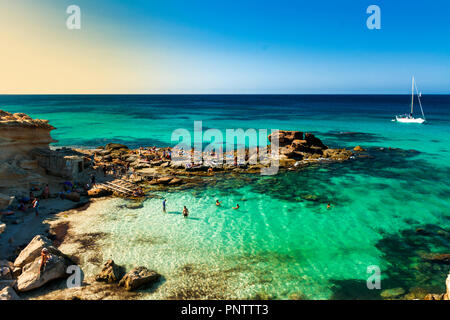 Formentera, Balearen, Spanien, 12. September 2017. Menschen in der Bucht von Calo des Mort. Bekannt und überfüllt im Süden der Insel gelegen Stockfoto