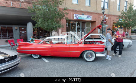SEPTEMBER 21, 2018, Inverness, FL: Oldtimer, Nutzfahrzeuge, Importe, Hausangestellte, und ihre Besitzer und Gäste im Old Courthouse Square für Freitag zusammenbauen Stockfoto