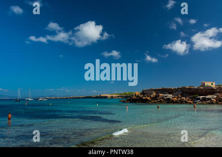 Formentera, Balearen, Spanien, 13. September 2017. Cala Saona, nördlich der Insel. Kleine Bucht in der Nähe von Villen und Hotels Stockfoto