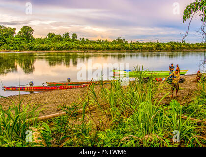 Dschungel, Indonesien - Januar 13, 2015: Bunte Boote am Ufer des Flusses während des Sonnenuntergangs. Stockfoto