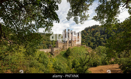 Burg Eltz umrahmt von grünen Blätter Stockfoto