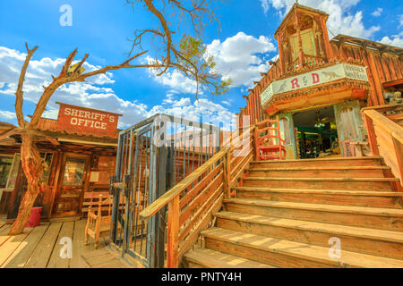 Calico, CA, USA - 15. August 2018: Sheriff's Office in der Hauptstraße von Cowboy Theme Park, Yermo. Calico wurde als Silver State Rush Geisterstadt von Kalifornien in der Nähe von Barstow, San Bernardino County. Stockfoto