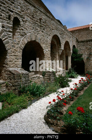 Frankreich. Pyrenees-Orientales. Region Languedoc-Roussillon. Abtei von Saint-Martin-du-Canigou. Kloster im Jahre 1009 erbaut, auf Berg Canigou. Es wurde von 1005-1009 durch Guifred, Graf von Cerdanya im romanischen Stil erbaut. Kreuzgang. Wiederherstellung von 1900-1920. Die erste Ebene wurde im frühen 11. Jahrhundert gebaut. Die zweite Stufe wurde im späten 12. Jahrhundert erbaut. Stockfoto