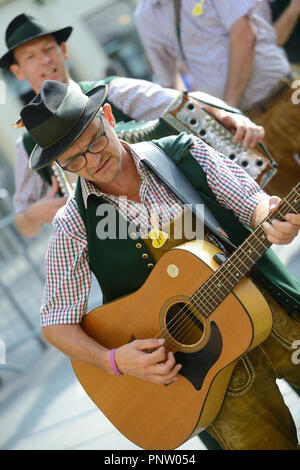 Graz, Steiermark, Österreich. Großes Volkskulturfestival in der Hauptstadt der Steiermark, Graz. Musiker in traditionellen Kostümen beim Folk Culture Festival Stockfoto