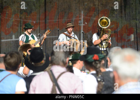 Graz, Steiermark, Österreich. Großes Volkskulturfestival in der Hauptstadt der Steiermark, Graz. Das Bild zeigt Musiker in traditionellen Kostümen aus Bayern Stockfoto