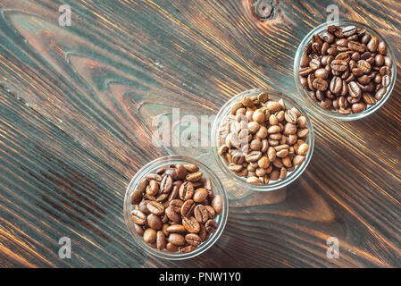 Schalen von verschiedenen Arten von Kaffeebohnen Stockfoto