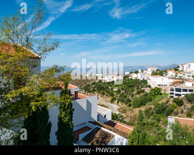 Tal mit schönen, weißen Häuser vom Aussichtspunkt Mirador de la Virgen, Canillas de Acietuna, Mudejar route, Andalusien, Spanien Stockfoto