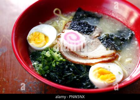 Foto aus einer Schüssel frisch gekochtes Schweinefleisch Tonkotso Ramen Nudeln Suppe Stockfoto