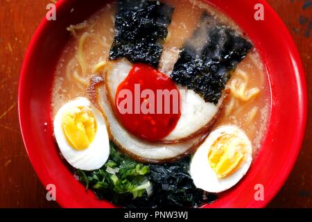 Foto von Schale, frisch gekochtes Schweinefleisch Tan Tan Männer Ramen Nudeln Suppe Stockfoto
